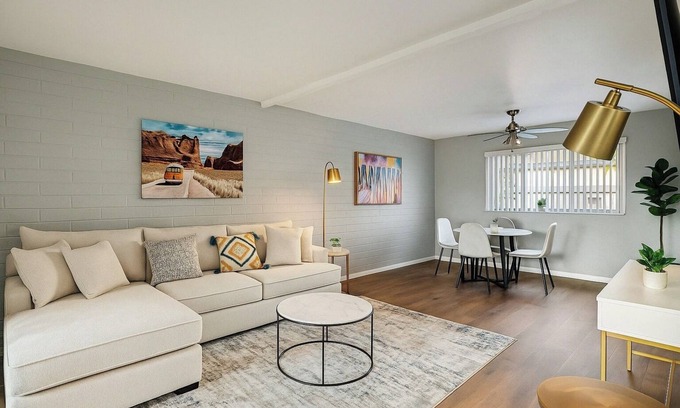 Village Grove Apartment | 2BR+Sleeps6+70"3Bed+10minOldTown