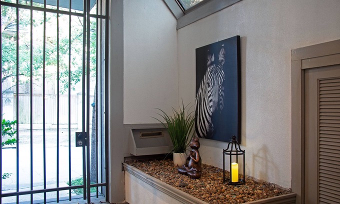Neartown House | ✨2BR Stunning Montrose Space! ✨ A Foodie's Dream Loc ⭐️⭐️⭐️⭐️⭐️