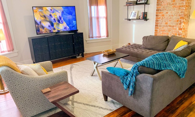 Lockeland Springs Apartment | 2BR super clean East Nashville, mins to airport, Broadway, Bridgestone, Nissan