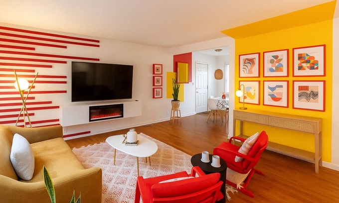University Place House | [2BR] The Sunburst Retreat