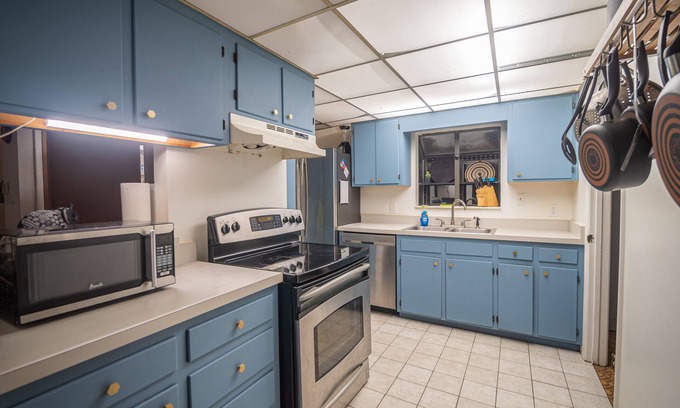 Gainesville House | 2br Townhome near I-75 with 50in TVs, Comfy Beds & Backyard