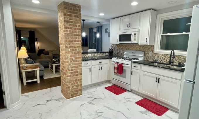 West Allis House | 2BR Upper Unit with Modern Amenities - Welcome Home in West Allis
