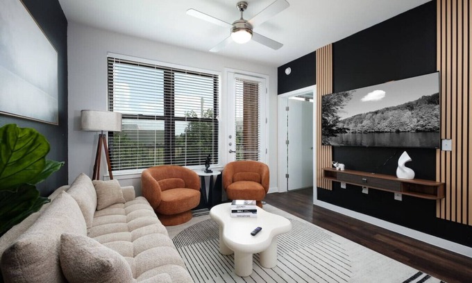 Southtown Apartment | 2BR UrbanEscape w/Gym, Prkng Near Rvrwalk & Dome