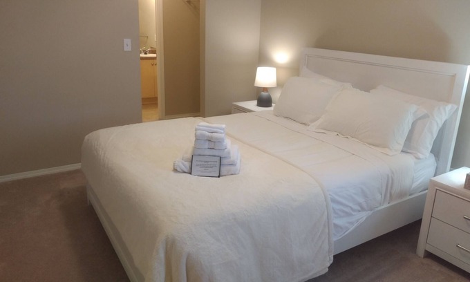 Stony Plain Condo | 2BR2Bath + Den Condo Near Westview w/ UG parking
