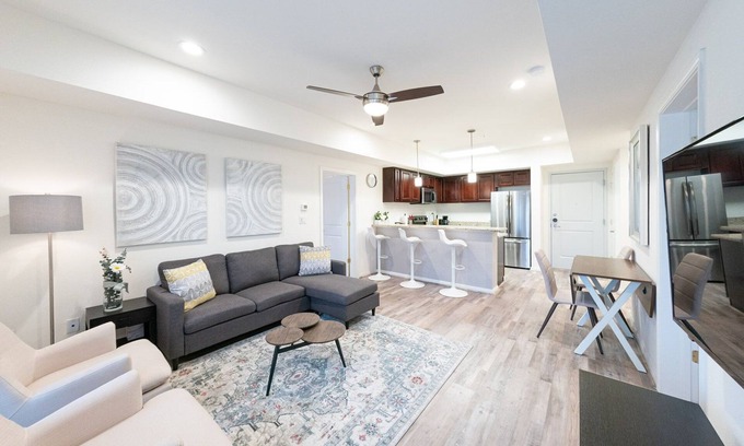 Katy House | 2G| Homely Private Condo| Charm in KAT & Marketplace|