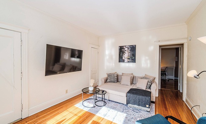 Coolidge Corner South Side Apartment | 2min->Coolidge&GreenT/King Bed/Full Kitchen/Arcade