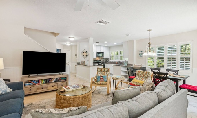 American Beach Condo | 2min walk to beach! Dog Friendly! Pool View. Close to The Ritz Carlton!