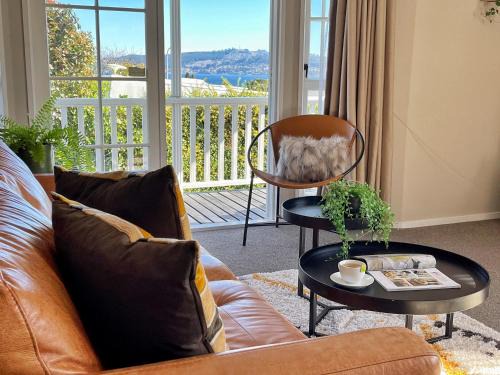 Hilltop House | 2mins to lakefront Family Retreat