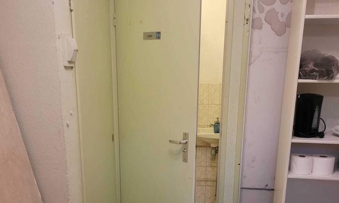 Duivendrecht Apartment | 2mx3m unit near metro station van der Madeweg