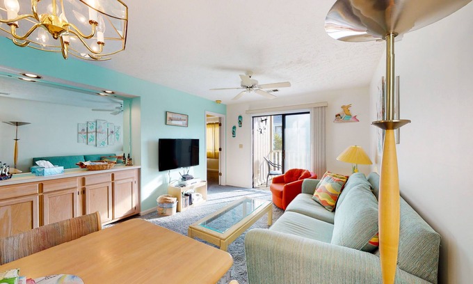 Little River Condo | 2nd-floor condo with pool, hot tub, tennis, & screened balcony - near beach