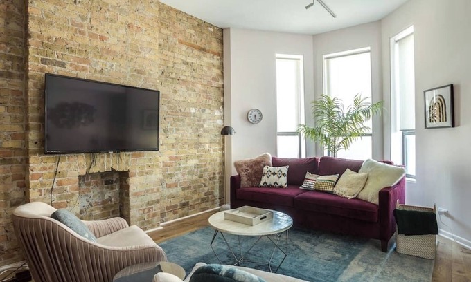 River North Apartment | 2nd Floor Flat in River North - 2N