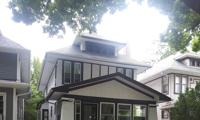 Oak Park House | 2nd floor unit w/ 2 bedrooms/ 1 bath/ kitchen a gym and a deck