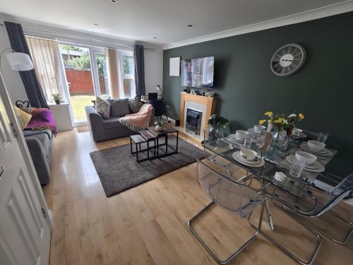 Bilston Apartment | 2ndHomeStays- Bilston- Contractors Friendly Townhouse