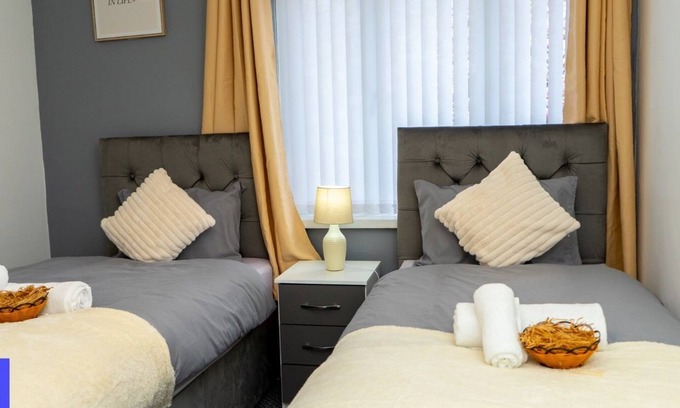 Cradley House | 2ndHomeStays - Dudley, Ideal for Contractors, Sleeps 12, Parking for 3 Vans