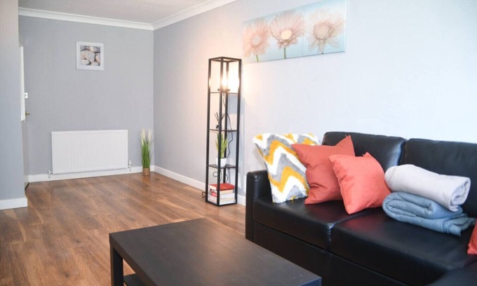 Willenhall Apartment | 2ndHomeStays Willenhall: Comfort for Groups of 8-9