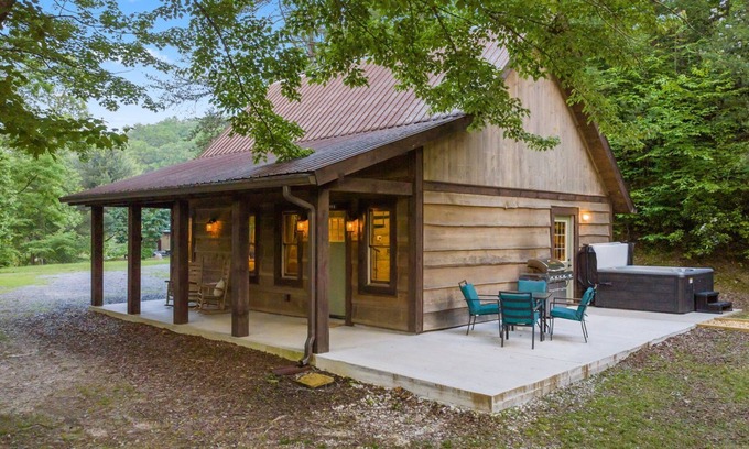 Blue Ridge Cabin | 2PM Check In! 5min drive to Downtown Blue Ridge! Hot Tub! Modern/Rustic Cabin!
