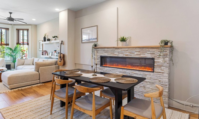 Bloomingdale House | 2x King Beds, 1x Trundle Bed, Fireplace, Private Backyard, Washer/Dryer