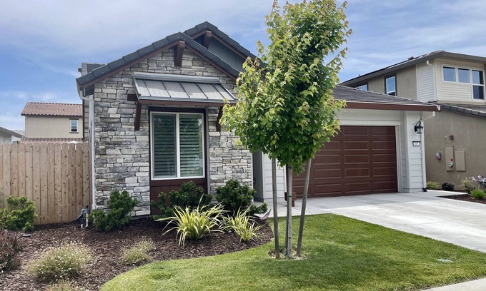 Lincoln House | 3/2 - Fully Furnished w/ Private Jacuzzi - Local Wineries, Breweries, Concerts