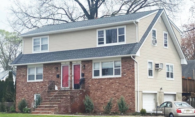 Emerson House | 3/2 house- WiFi, A/C & Parking. Steps from train/bus to NYC and MetLife stadium