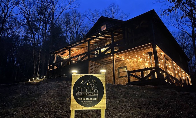 Dial Cabin | 3/3 Sleeps 8, HotTub, Game Room, Fire Pit! Putting Green! Unbeatable Location!