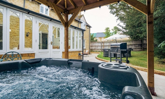 Stow-on-the-Wold Cottage | 3 & 4 Hawthorn Cottages - a cottage that sleeps 9 guests in 5 bedrooms