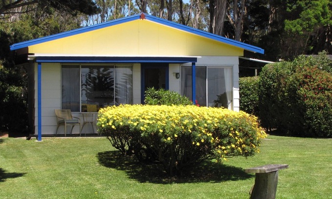 Naracoopa House | 3.5 star, King Island Accommodation, across Sea Elephant Bay. Naracoopa.