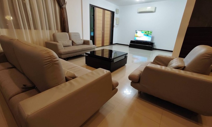 Lutong House | 3.5 storeys, fitting up to 12 person comfortably. Your Home Away from Home.