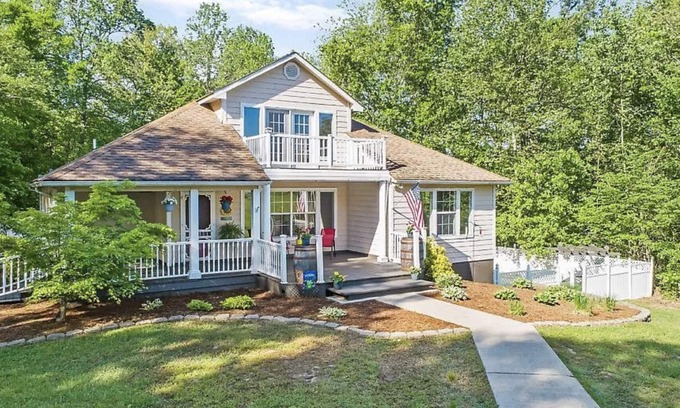 Cape Girardeau House | 3+ acre Home: Pool Table, Putt-Putt, 4 miles to Downtown and SEMO, Summer Pool