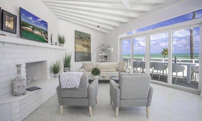 Islamorada House | 3 acres Gated w/Beach,Pool,Bikes,Kayaks,EV charger
