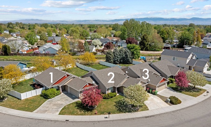 Meridian House | 3 Adjacent Homes | Great for Families | Sleeps 24