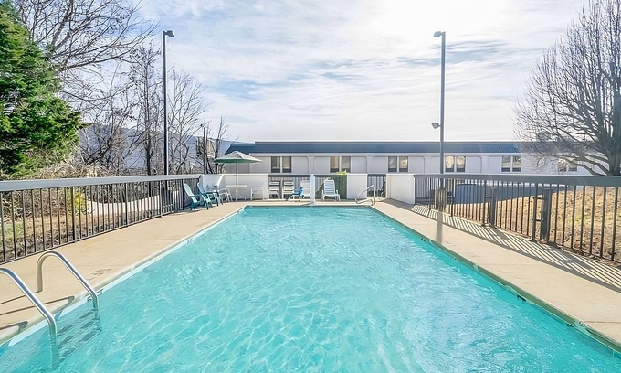 Lookout Valley Neighborhood Association Hotel | 3 Affordable Units Steps from Chattanooga Attractions! Pool Access