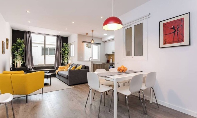 Collblanc y La Torrassa Apartment | 3 bdr&terrace close to subway