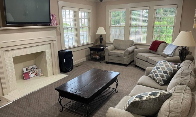 Tuscaloosa House | 3 bd house NEARLY on UA campus. Lg private prkg area.