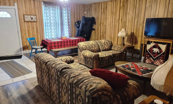 Johnston City Cottage | 3 Bdr Getaway Hunters, Fishermen, Racers Vendors parking for your equipment!n
