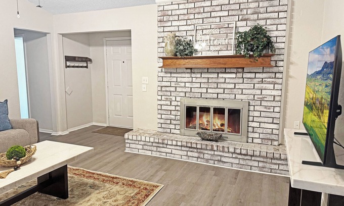 Mustang House | 3-bdr house in beautiful Mustang with HighSpeed WiFi, New furniture throughout