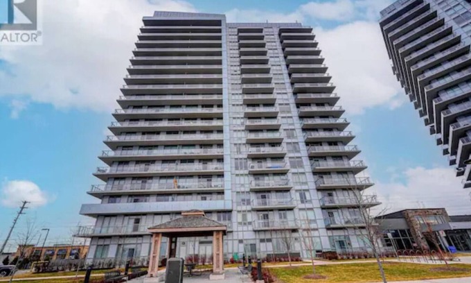 Central Erin Mills Condo | 3 bdr plus den with 1155 sq ft living space