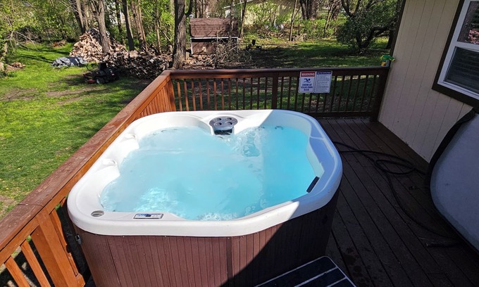 Mauston House | 3 BdrHomew/HotTub+FREE Firewood,sleeps10innMauston,closeto nWI Dells/Attractions