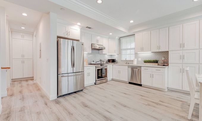 Mid Central House | 3 BDRM 3BA Townhome in Prime Pasadena with Private Parking