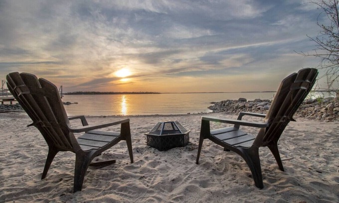 Victoria Harbour Cottage | 3 Bdrm Beachfront Oasis-Sunsets!