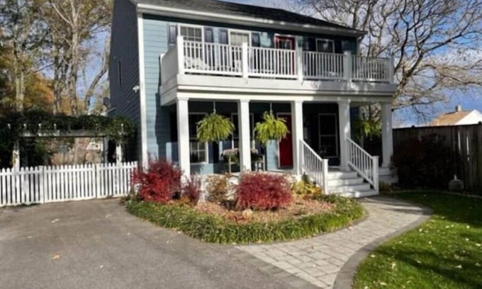 Homewood House | 3 bdrm close to city center, great yard & parking!