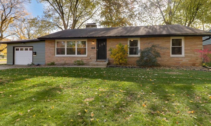 Bloomington House | 3 bdrm home w/ hot tub & fire pit. Close to ISU, IWU, Uptown & multiple parks.