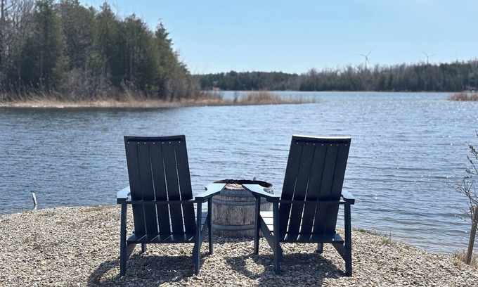 Grey Highlands Ski Chalet | 3 Bdrm Lakefront Cottage with Hot Tub In Blue Mountain