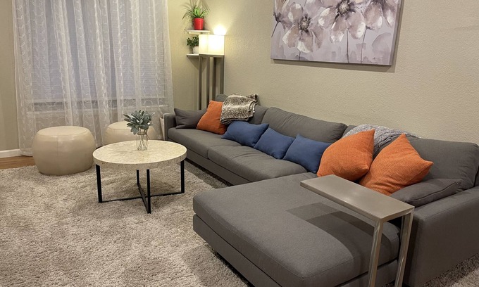 Jewell Heights - Hoffman Heights House | 3 bdrm, SUNROOM & Patio; Near shops/Light Rail and easy access to downtown