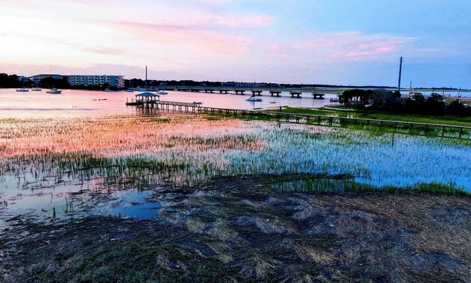 Sunset Point House | 3 Bdrm Townhome With Stunning River Views! Easy walk to shops/beach!