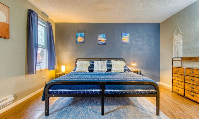 Aurora Highlands House | 3 Bdrm w/King and Garage