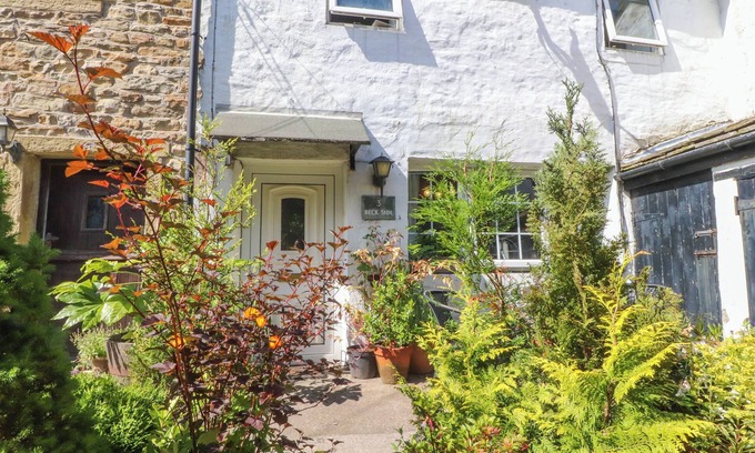 Fence Cottage | 3 BECK SIDE, pet friendly, with open fire in Barrowford