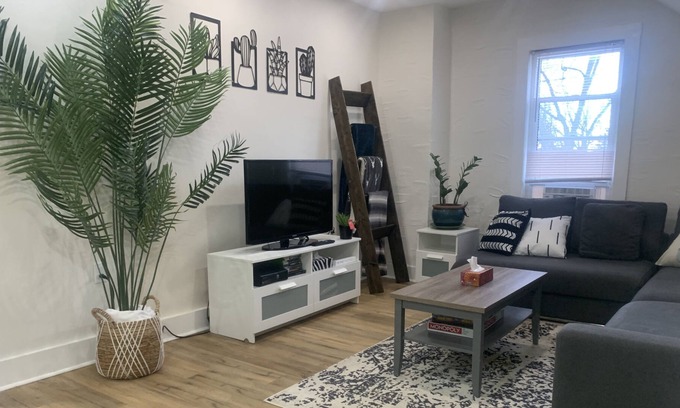 Cambridge House | 3 Bed + 1 Bath "Home-Away-From-Home" stay, 5 mins from 401