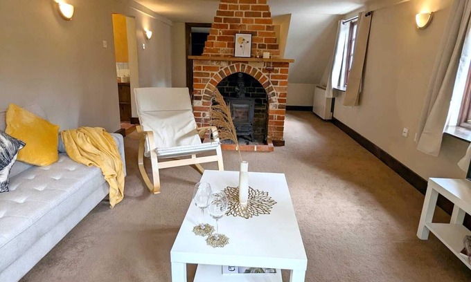 Braintree House | 3-bed 1-bath | Sleeps 7 | Parking | Wi-Fi