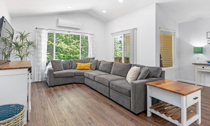 Seattle Hill-Silver Firs House | 3 Bed 2.5 Bath Private Townhome - Quiet, long stays
