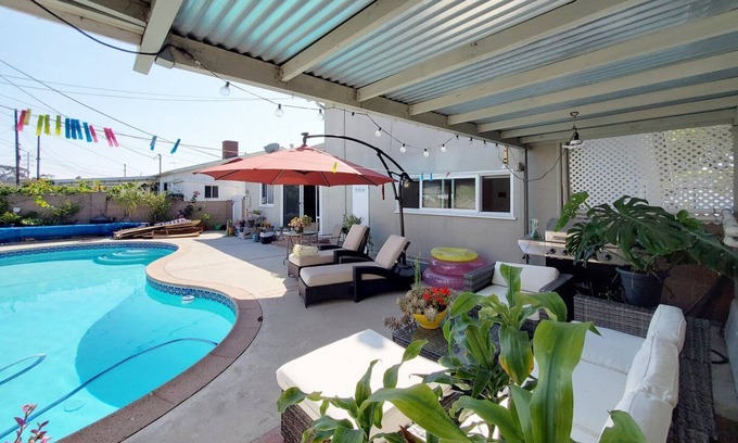 Harbor Gateway North House | 3 Bed/2 Bath-Dogs OK-Pool-15 min to Hermosa Beach & DTLA.